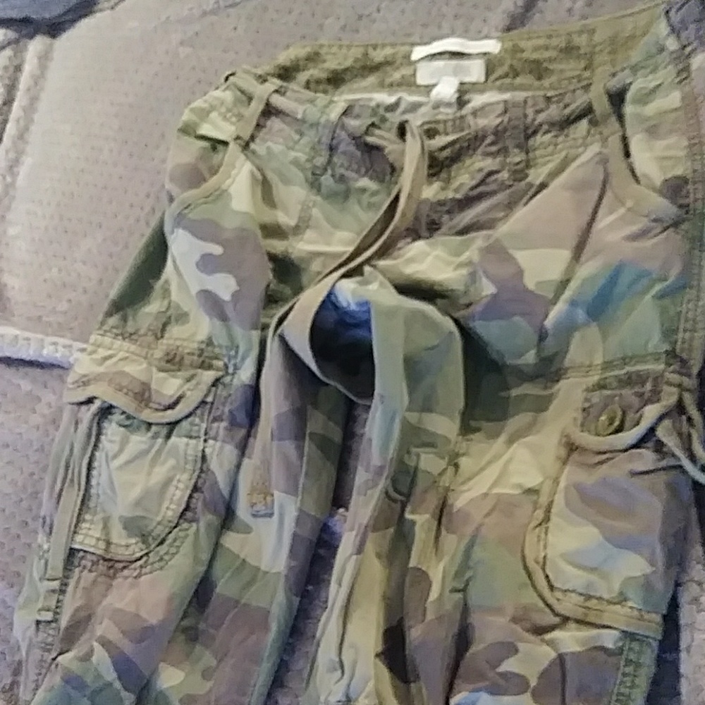 Abercrombie & fitch camouflage cargo capri pants